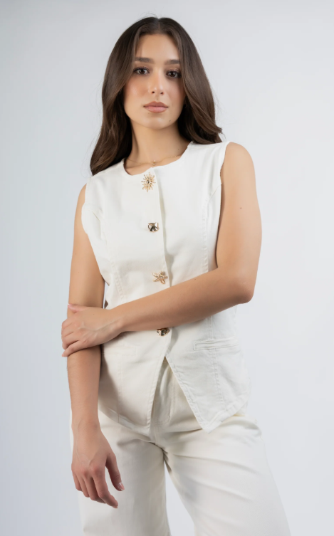 Chaleco para mujer color blanco con diseño elegante y botones metálicos frontales
