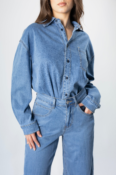 Camisa para mujer de mezclilla azul con manga larga y corte relajado