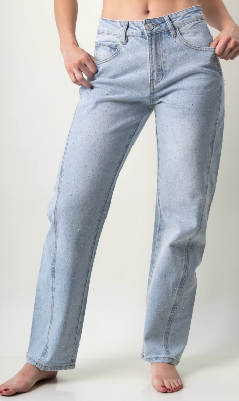 Barrel jeans para mujer en denim azul claro con detalles brillantes y silueta relajada vista frontal