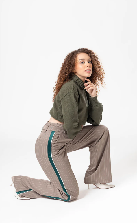 Rebajas en ropa para mujer Doux Denim con pantalón de vestir a rayas y suéter verde.