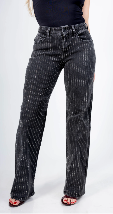 Pantalones wide leg negros con detalle de líneas verticales brillantes vista frontal