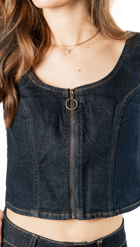 Top para mujer de mezclilla con cierre frontal y aro metálico, vista frontal detalle