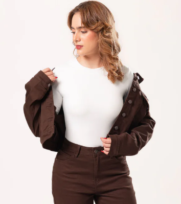 Chamarras para mujer outfit moderno con chamarra café combinada con pantalón a juego vista frontal
