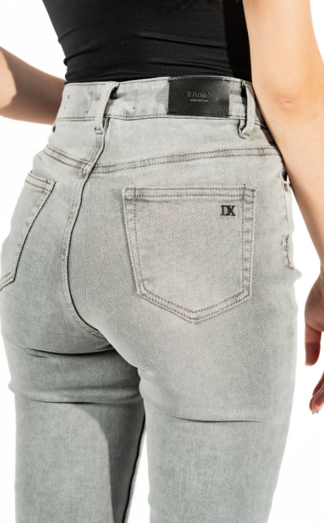 Pantalones skinny gris claro detalle trasero con bolsillos y ajuste entallado