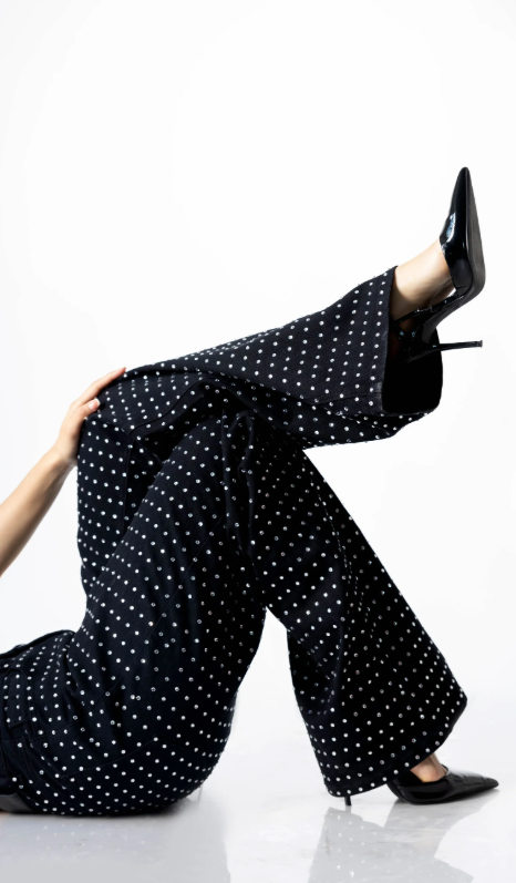 nuevo pantalon mujer negro con puntos brillantes corte amplio vista lateral