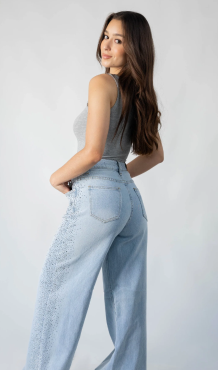 nueva colección jeans mujer tiro alto corte amplio en denim claro vista trasera
