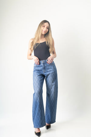 Barrel jeans azul medio DXD0585 con corte barrel y diseño de brillos al frente.