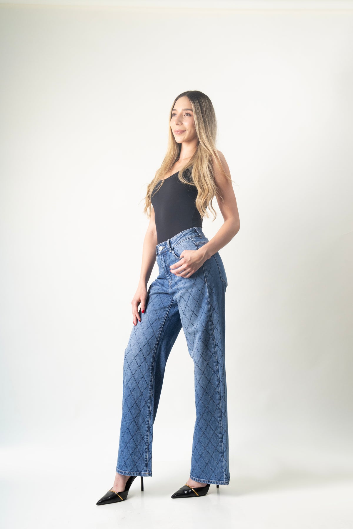 Modelo luciendo barrel jeans azul medio con brillos delanteros de Doux Denim.
