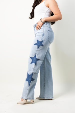 Barrel jeans azul claro con estrellas en mezclilla vista lateral.