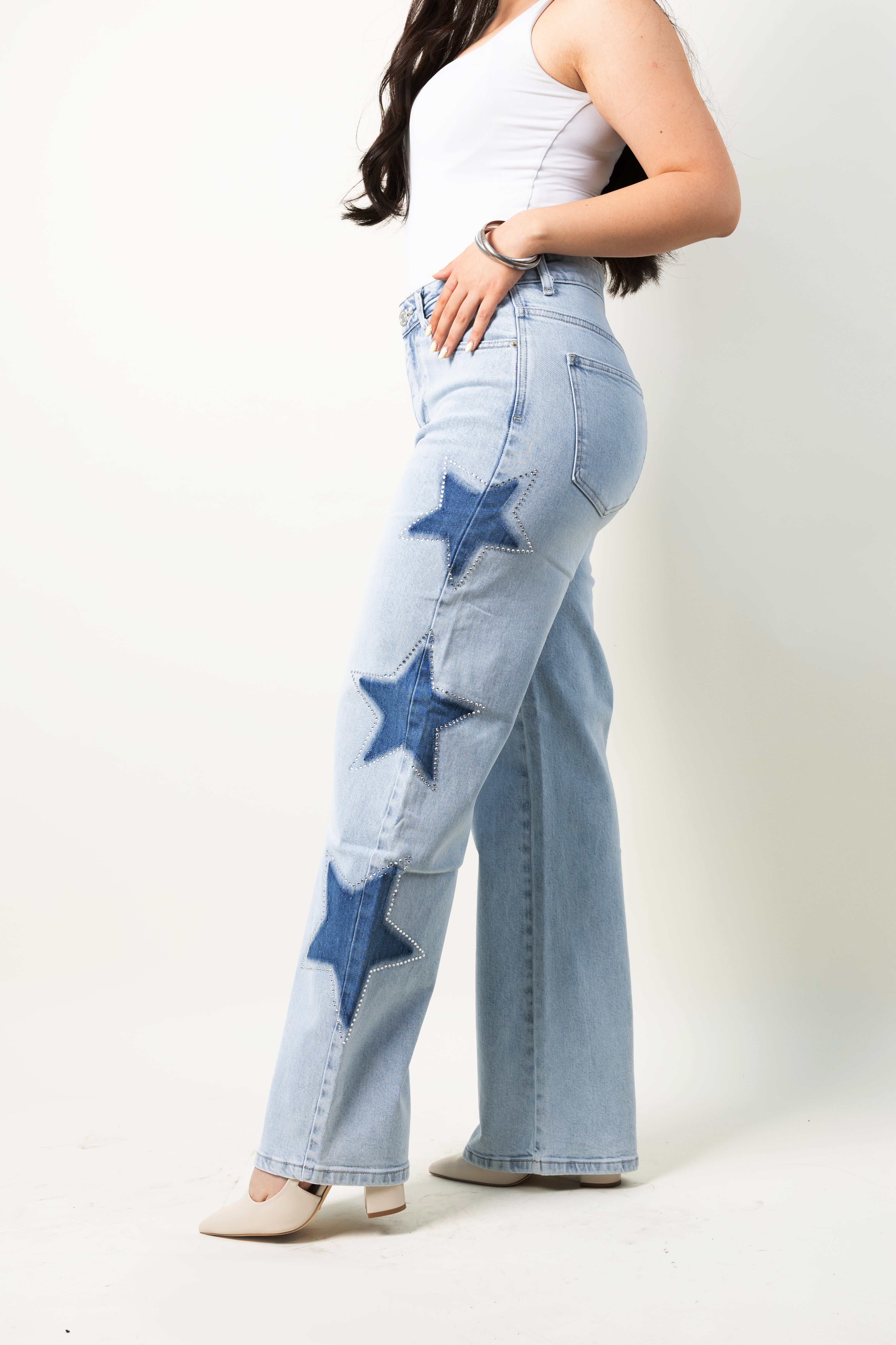 Barrel jeans azul claro con estrellas en mezclilla vista lateral.