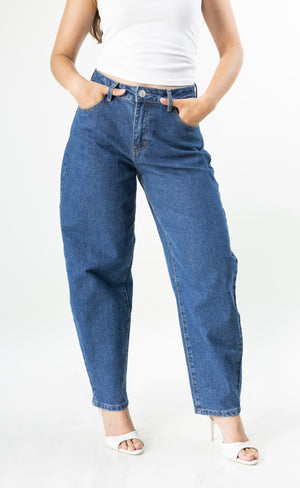 Detalle frontal de barrel jeans azul medio para mujer