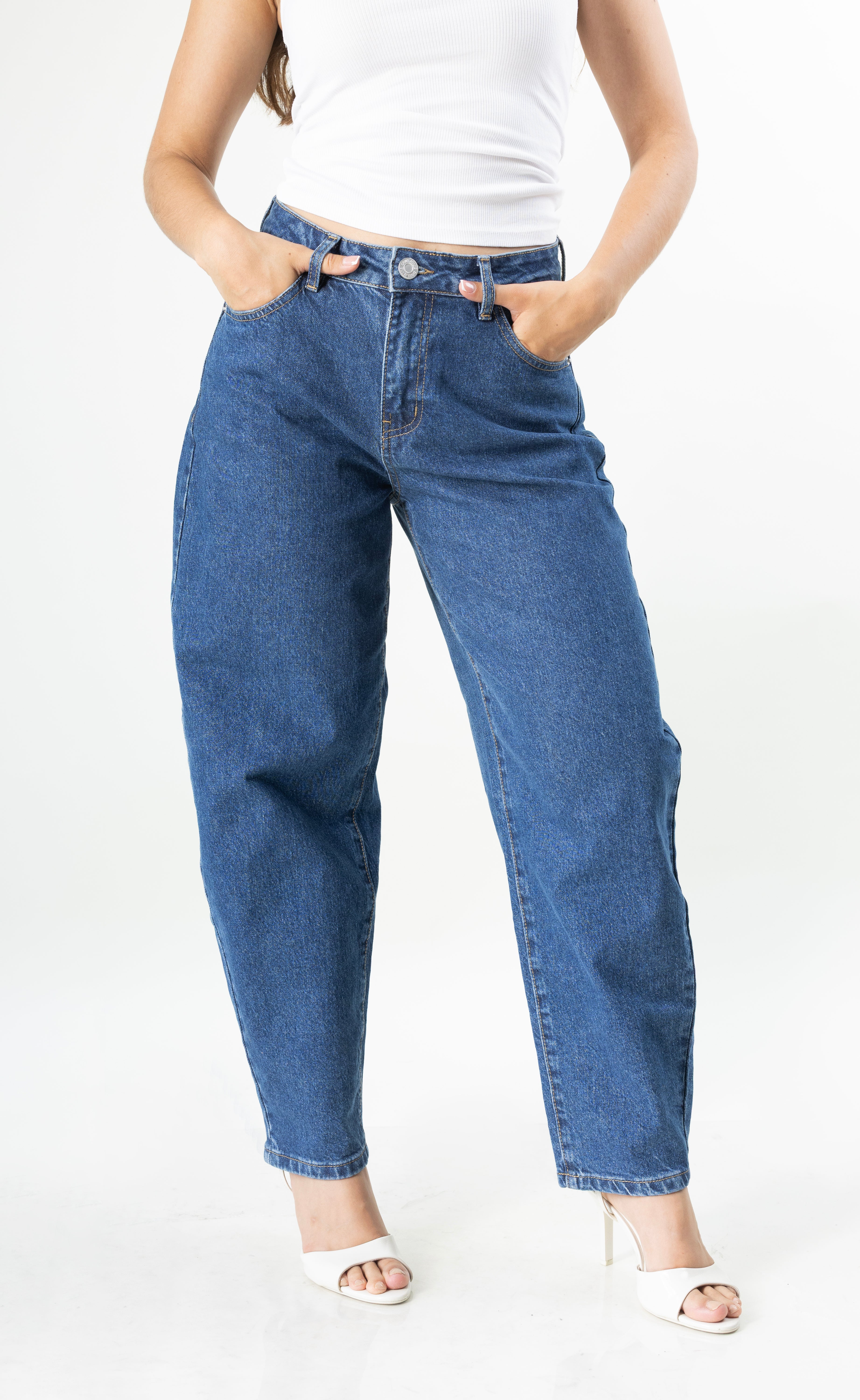Detalle frontal de barrel jeans azul medio para mujer