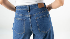 Detalle de bolsillos traseros de barrel jeans azul medio
