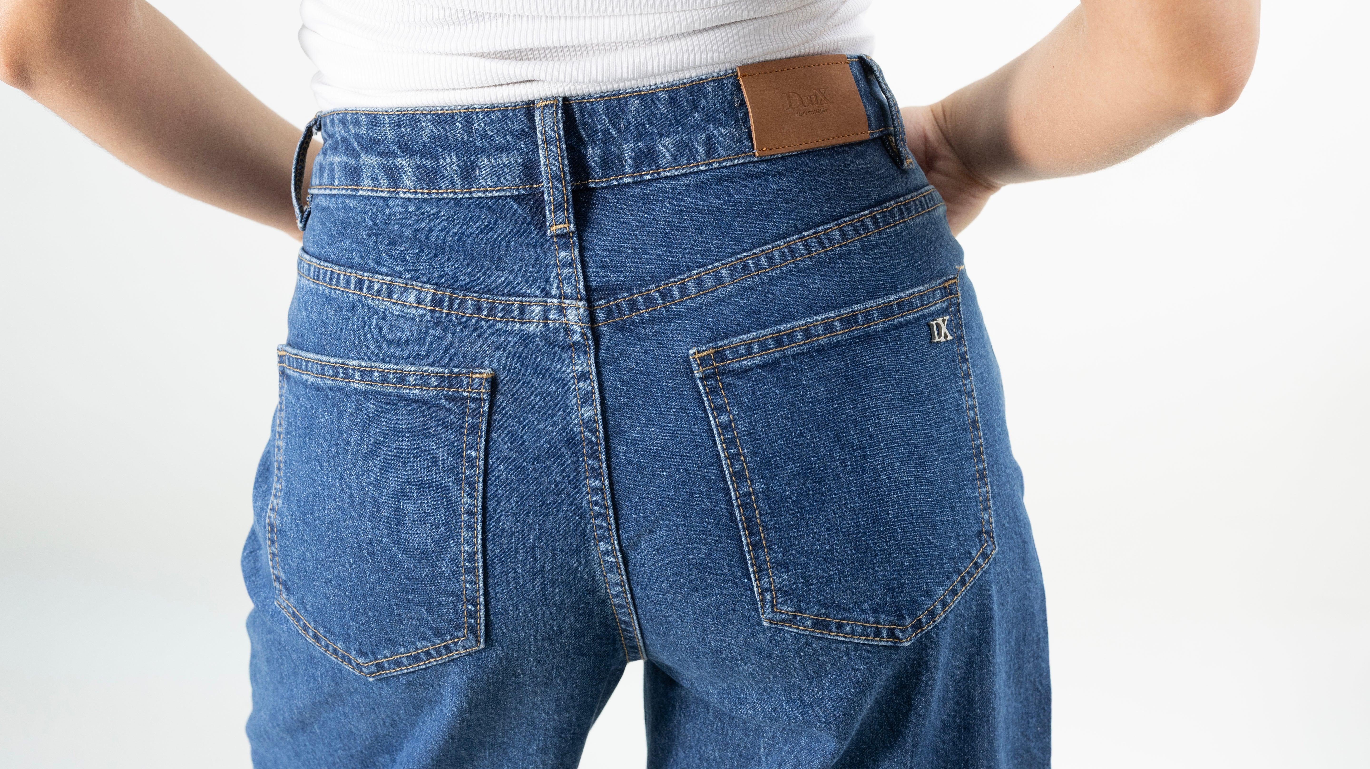 Detalle de bolsillos traseros de barrel jeans azul medio