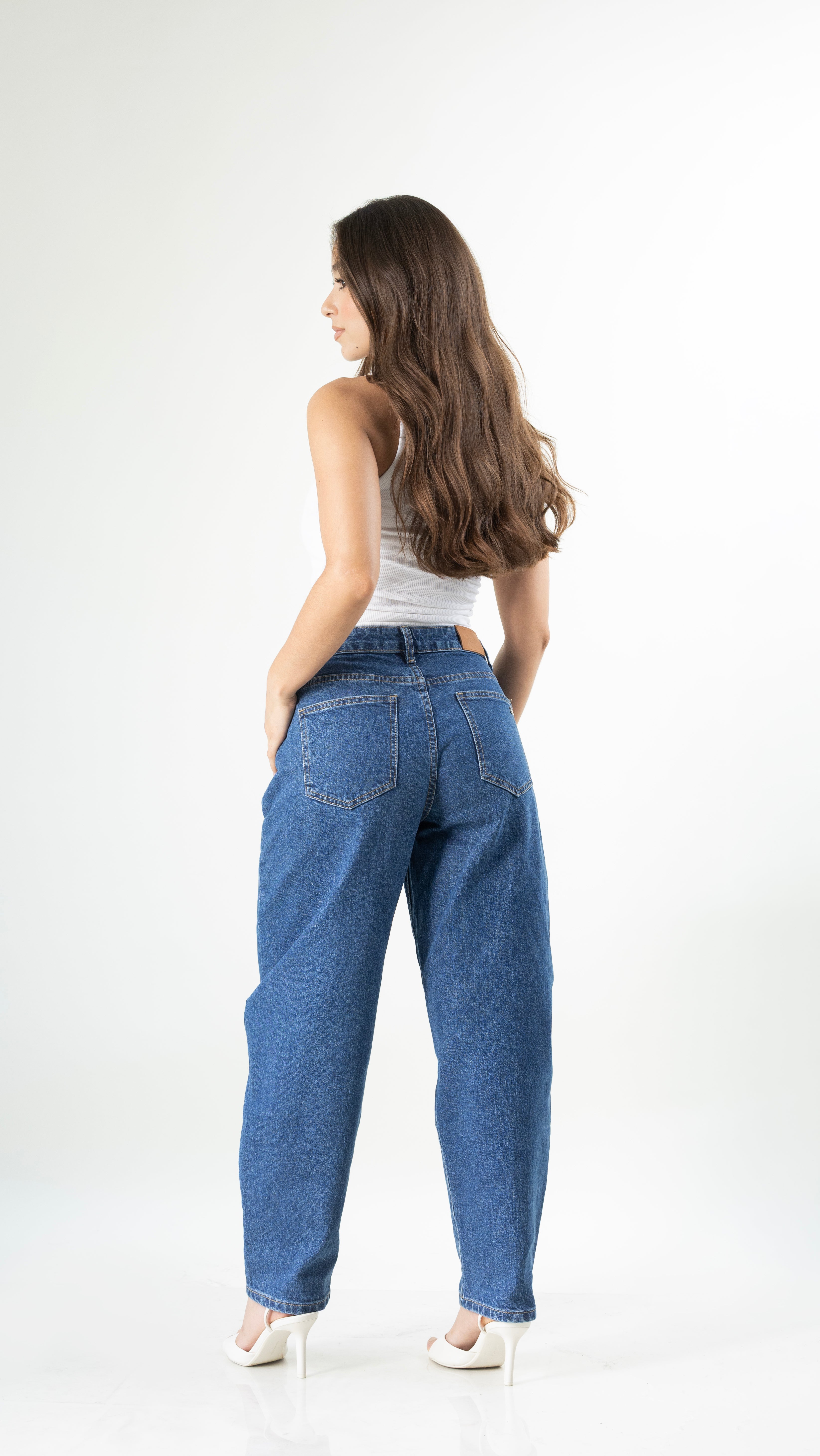 Barrel jeans azul medio para mujer vista trasera