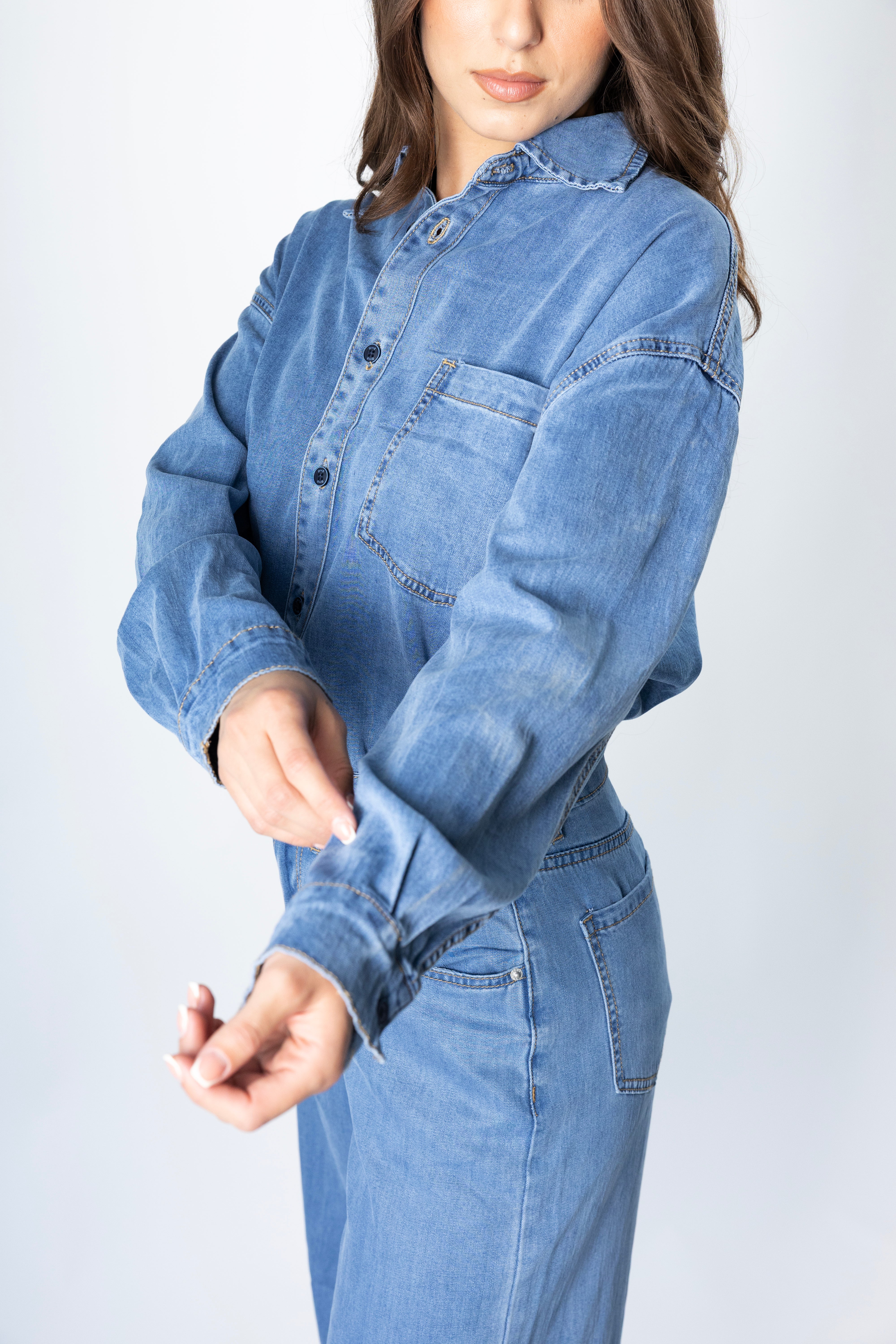 camisa de mezclilla azul detalle manga y botonadura