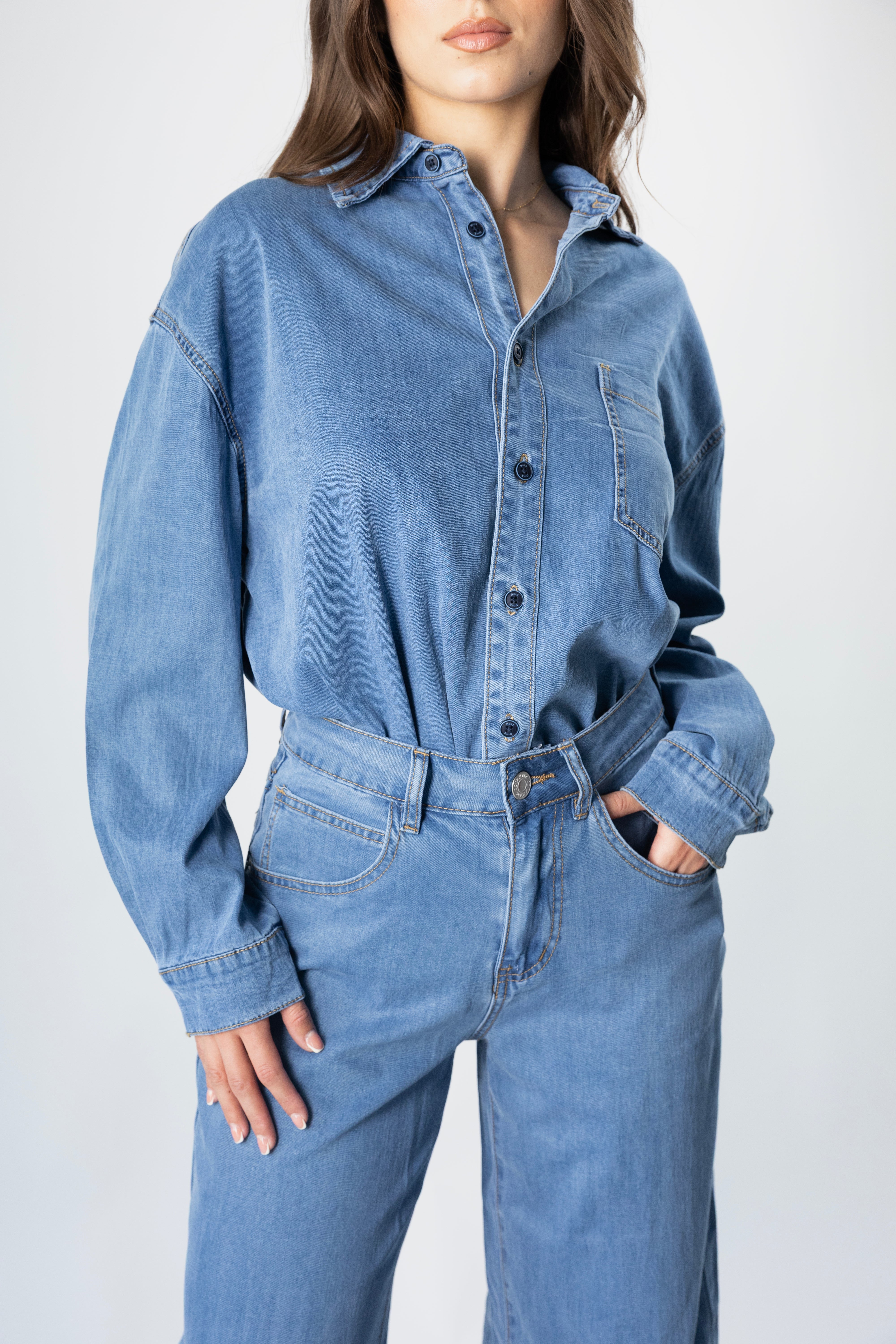 camisa de mezclilla azul vista frontal con bolsillo