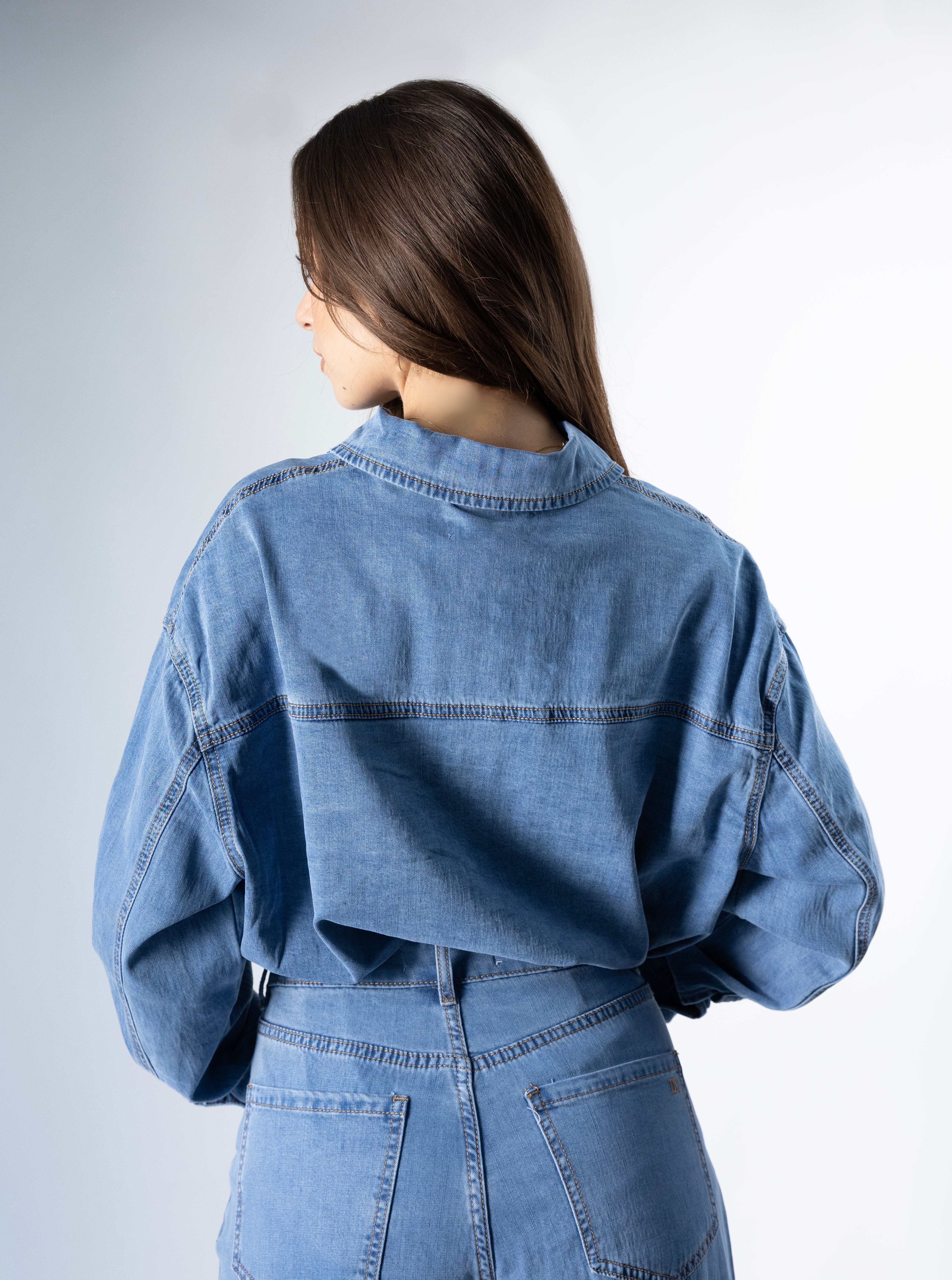camisa de mezclilla azul mujer vista trasera