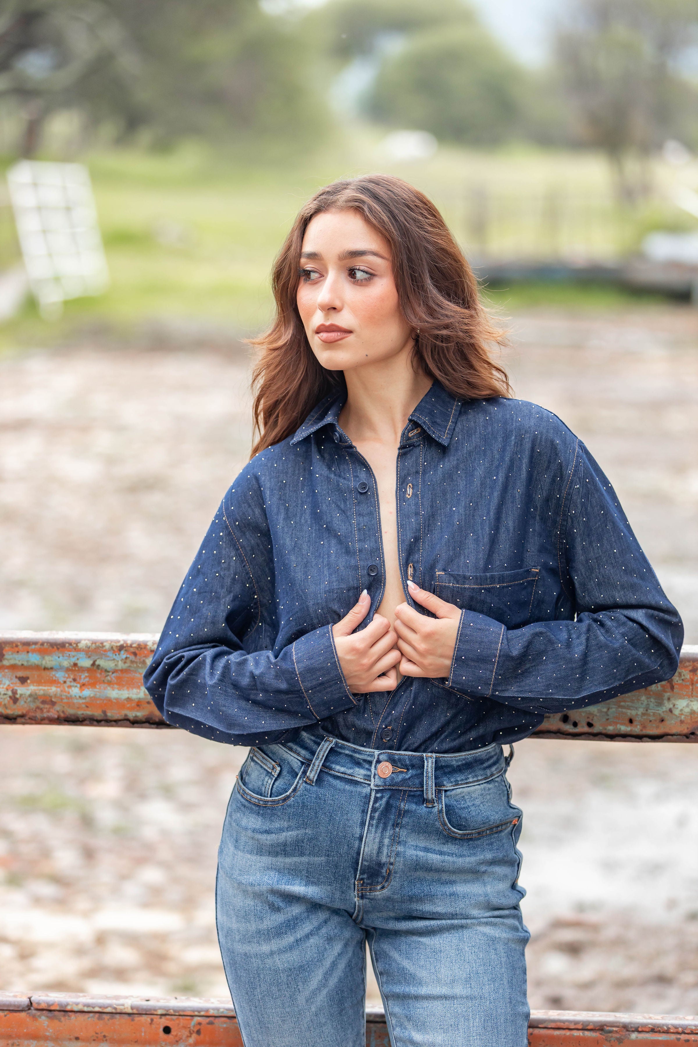 Camisa de mezclilla azul oscuro para mujer, vista frontal completa combinada con jeans de tiro alto