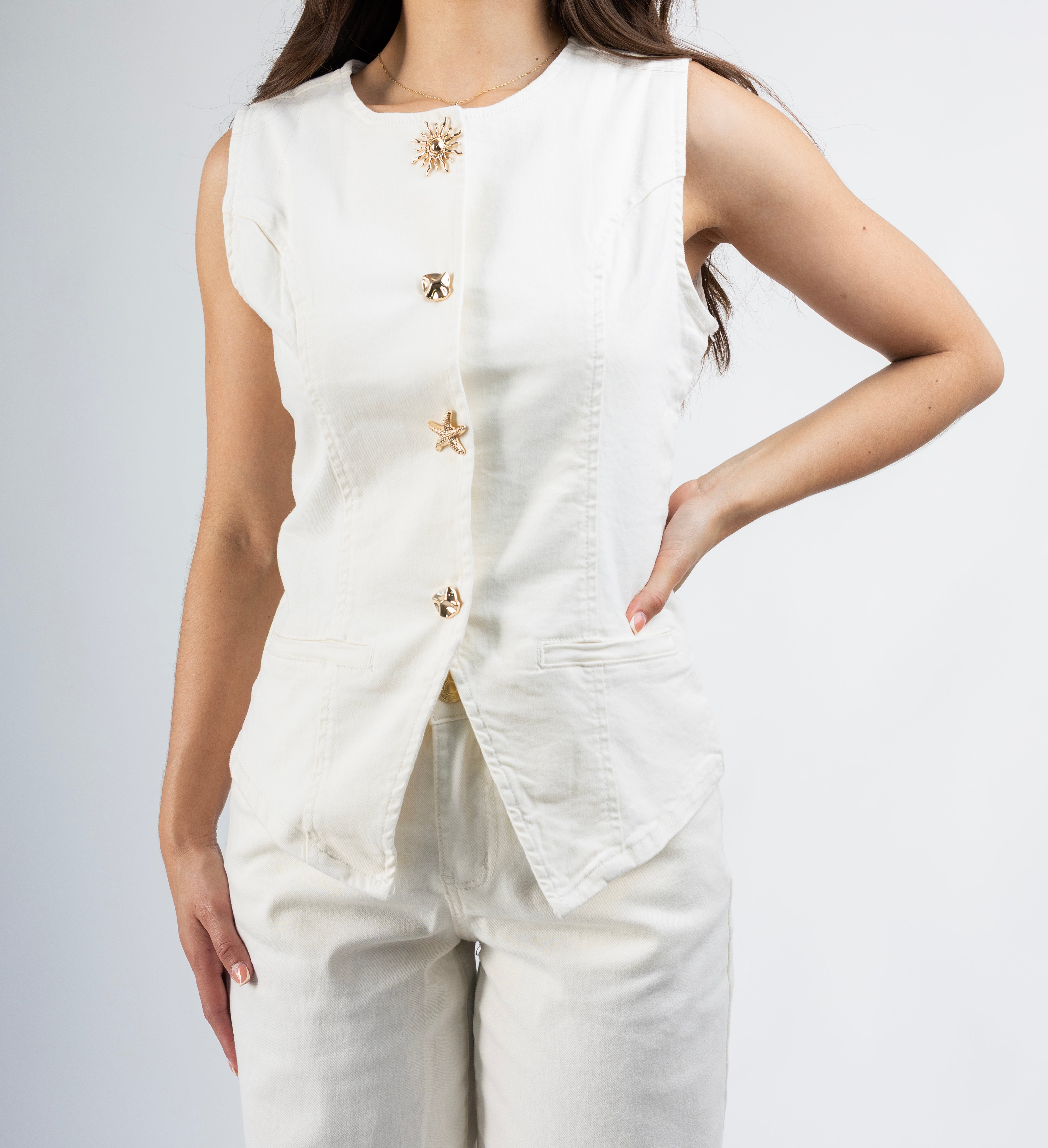 chaleco de vestir beige mujer vista frontal con botones decorativos