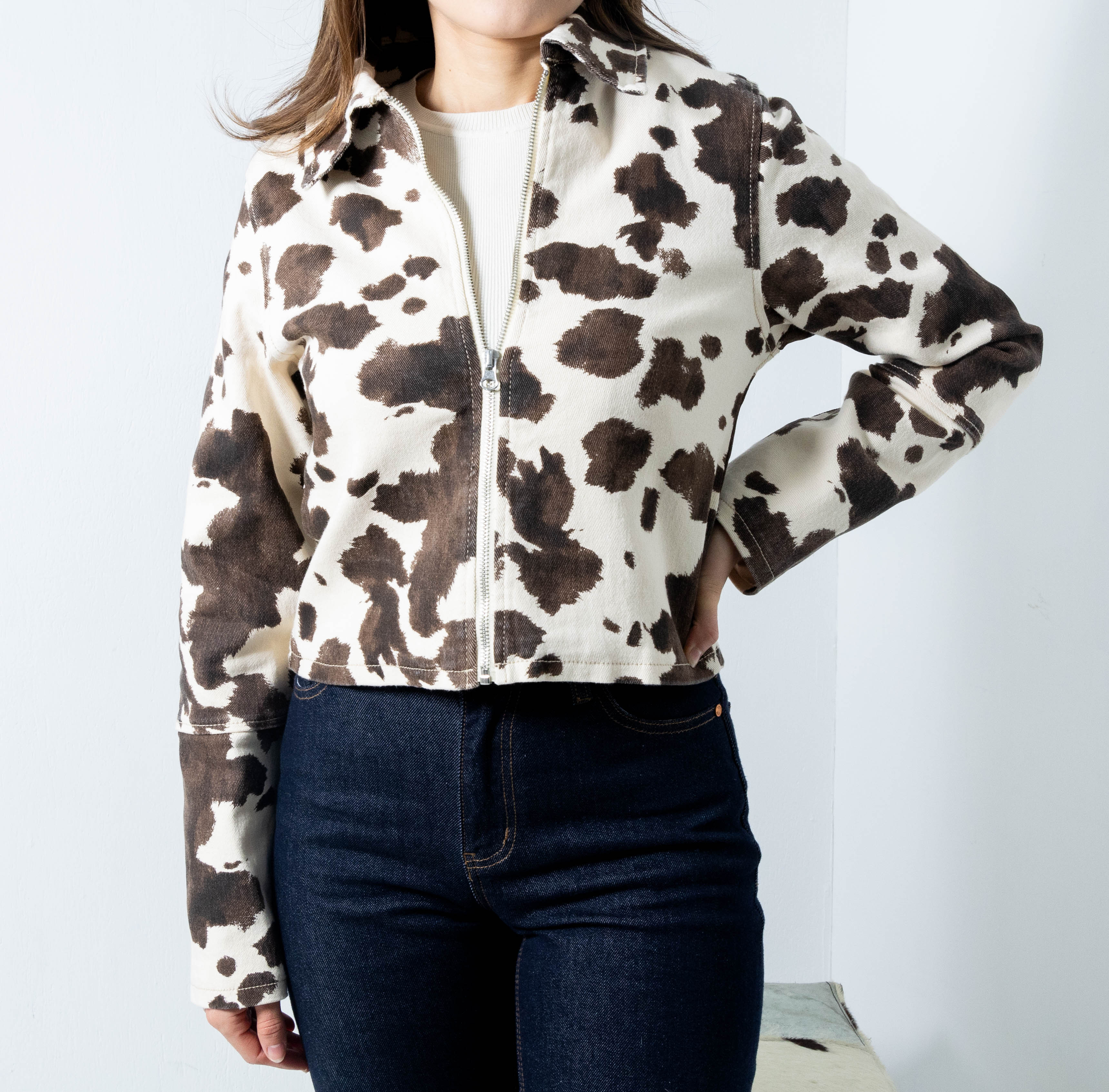Chamarra de mezclilla para mujer con estampado cow print y ajuste cropped