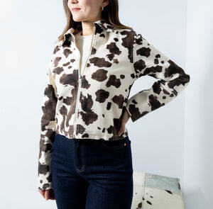 Chamarra de mezclilla cropped cow print con zipper frontal y manga larga