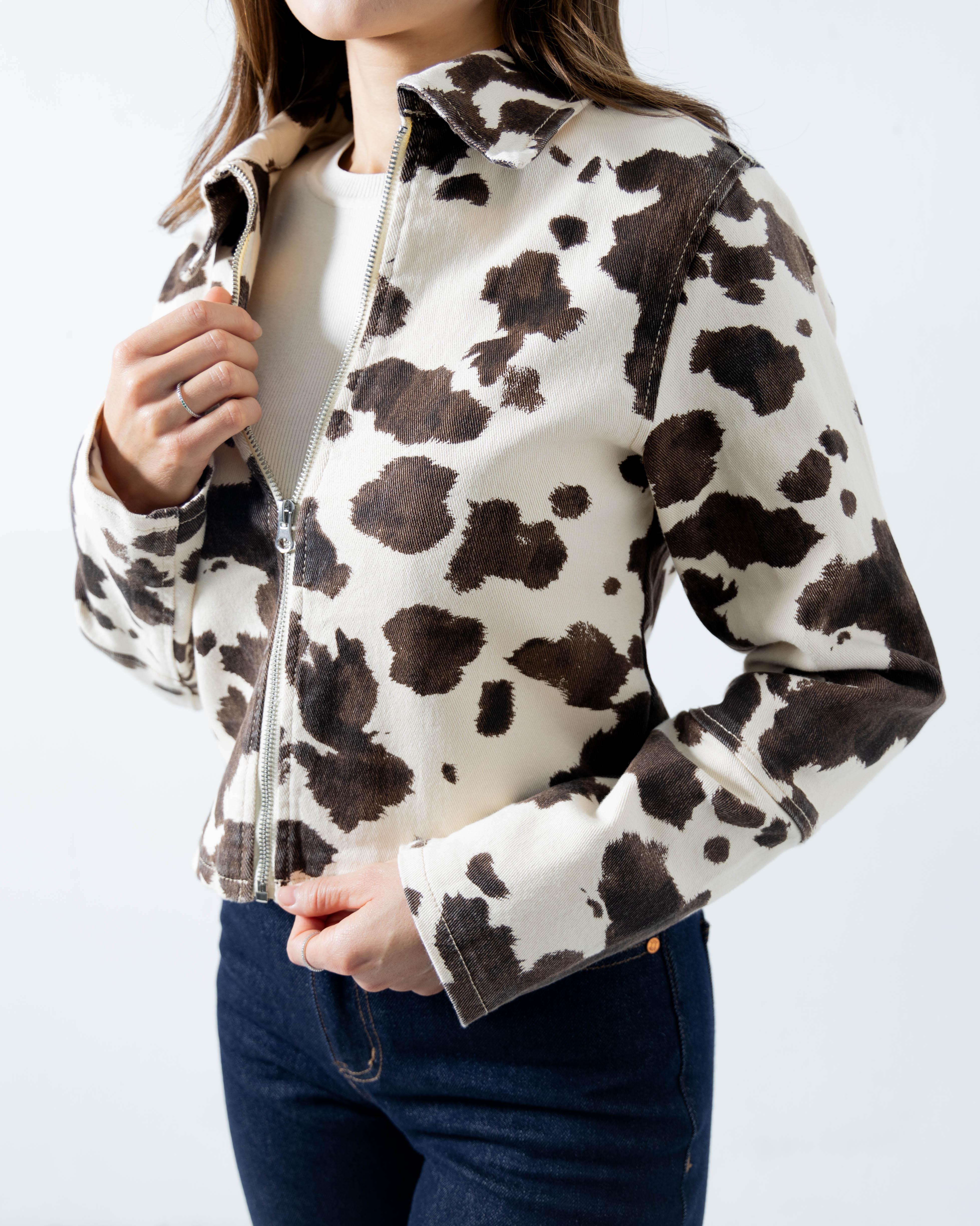Chamarra de mezclilla cow print para mujer con cierre frontal y vista lateral