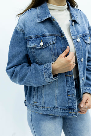 Chamarra de mezclilla azul para mujer con detalle frontal y botones metálicos