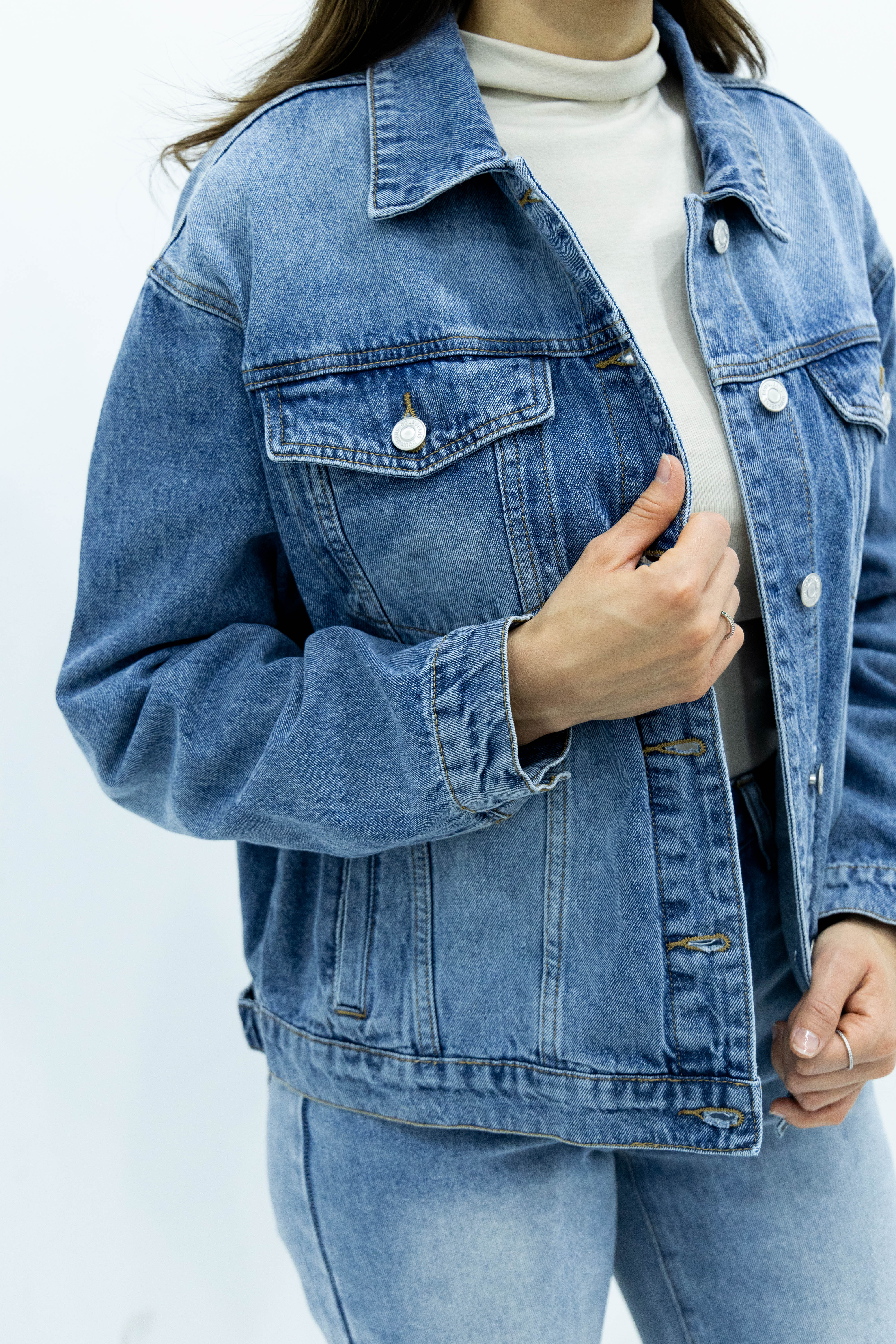 Chamarra de mezclilla azul para mujer con detalle frontal y botones metálicos