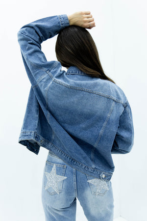 Vista trasera de chamarra de mezclilla azul para mujer con diseño relajado