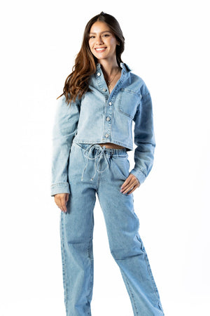 Chamarra de mezclilla azul claro look completo con pantalón a juego