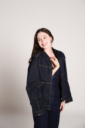 Detalle de chamarra de mezclilla dark blue para mujer