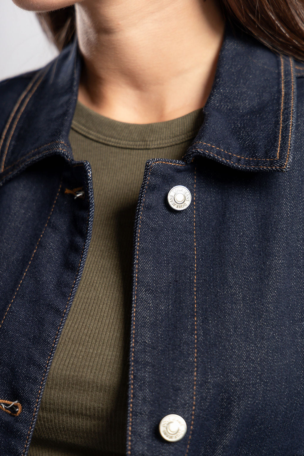 Detalle de cuello y botones metálicos en chamarra de mezclilla dark blue para mujer