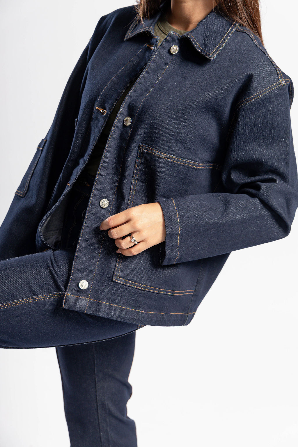Chamarra de mezclilla dark blue para mujer con corte oversize y botones metálicos vista frontal detalle