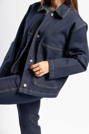 Chamarra de mezclilla dark blue para mujer con corte oversize y botones metálicos vista frontal detalle