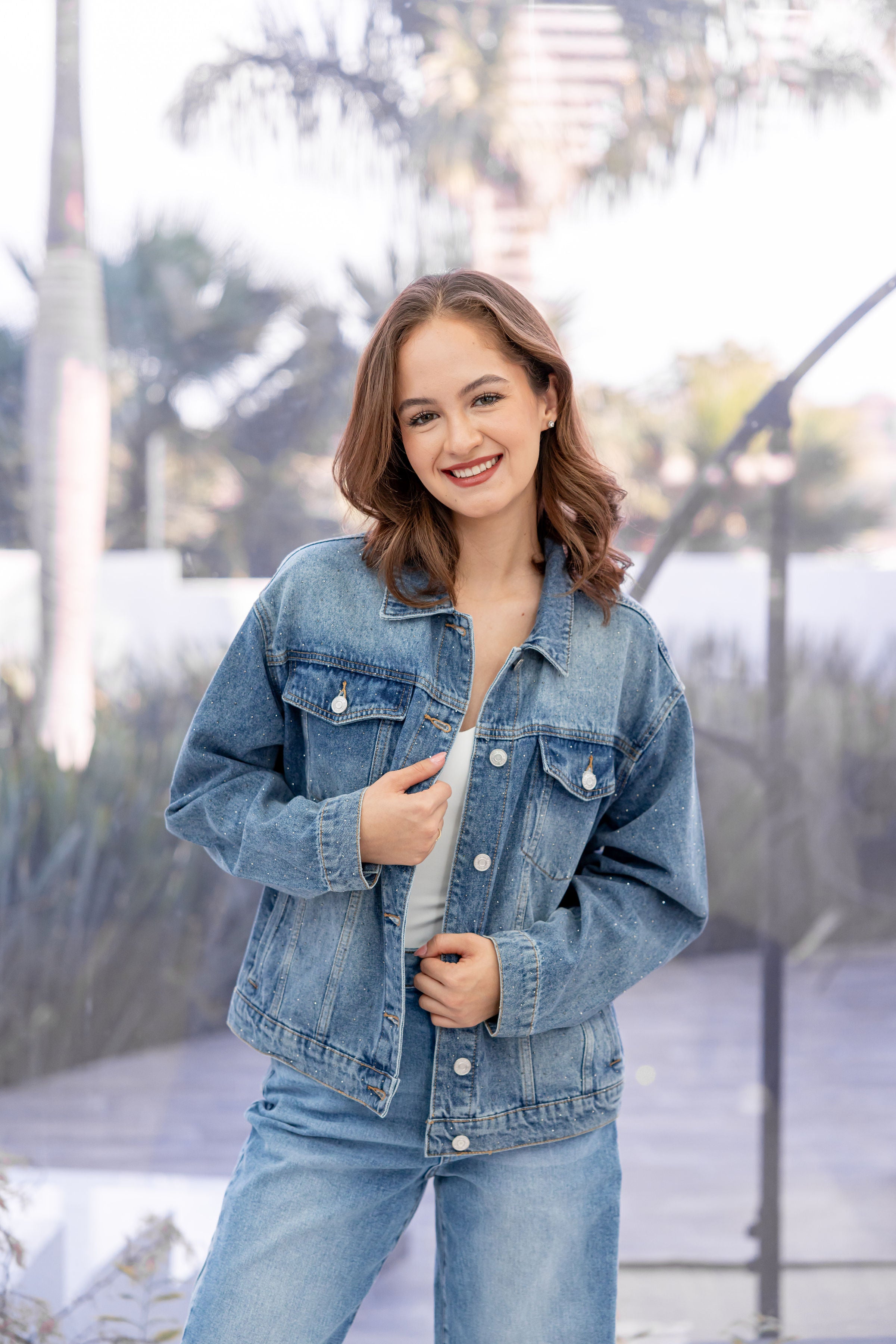 chamarra de mezclilla mujer azul con brillos outfit completo con modelo