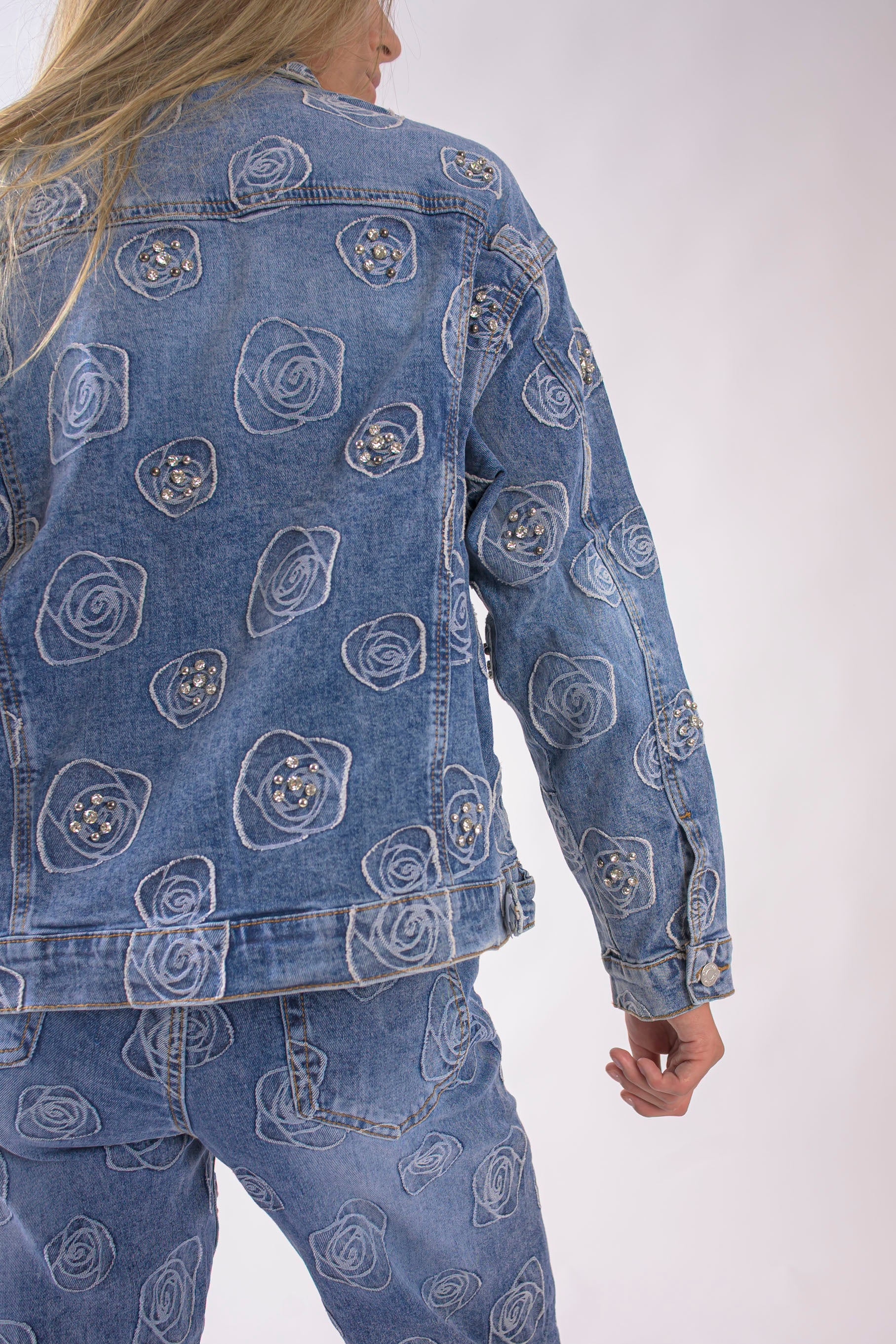 Vista trasera de chamarra de mezclilla mujer con bordado floral en denim