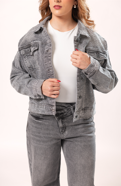 chamarra de mezclilla mujer gris con brillos vista frontal abierta