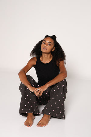 Jeans polka dots chocolate con lunares rosas