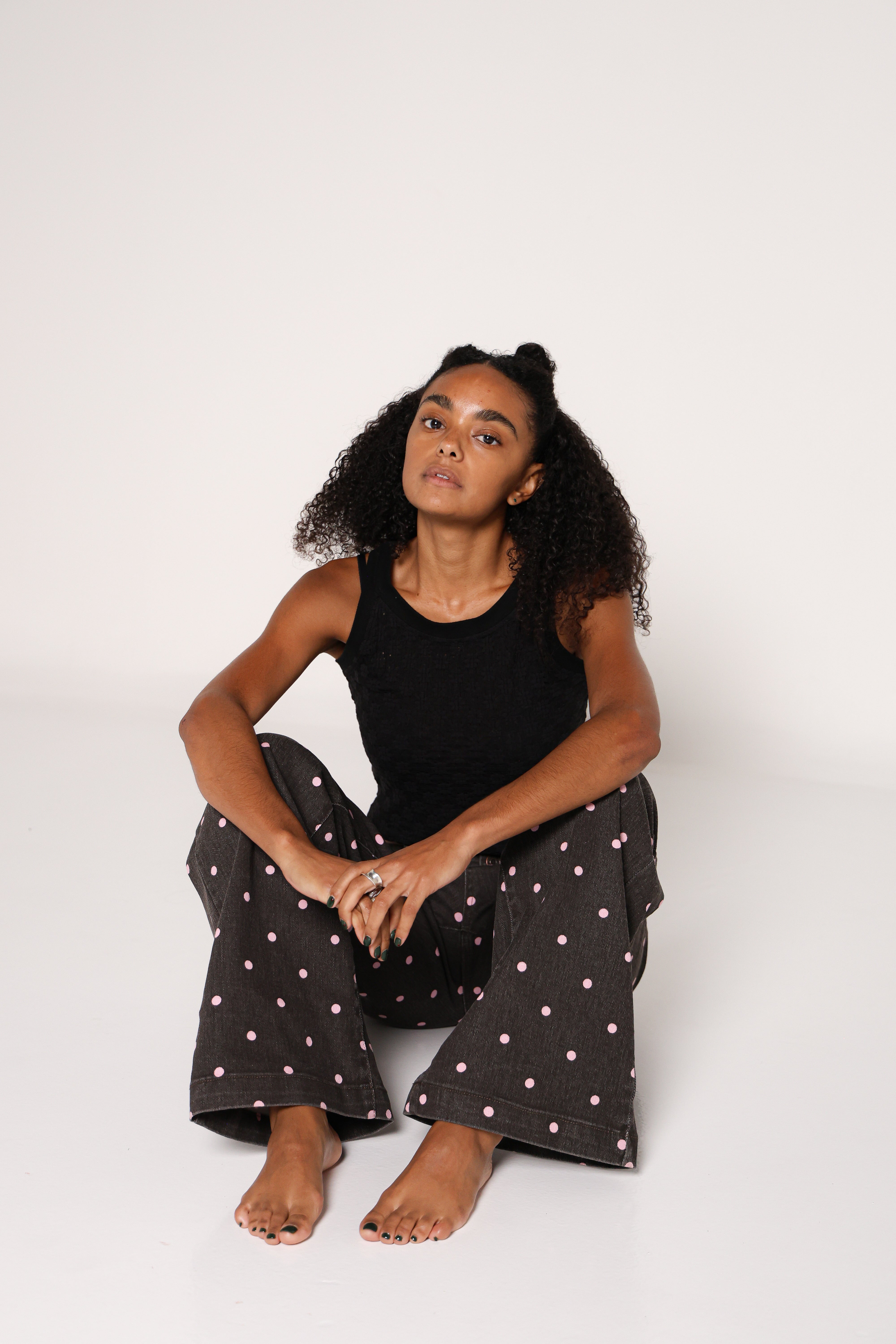 Jeans polka dots chocolate con lunares rosas