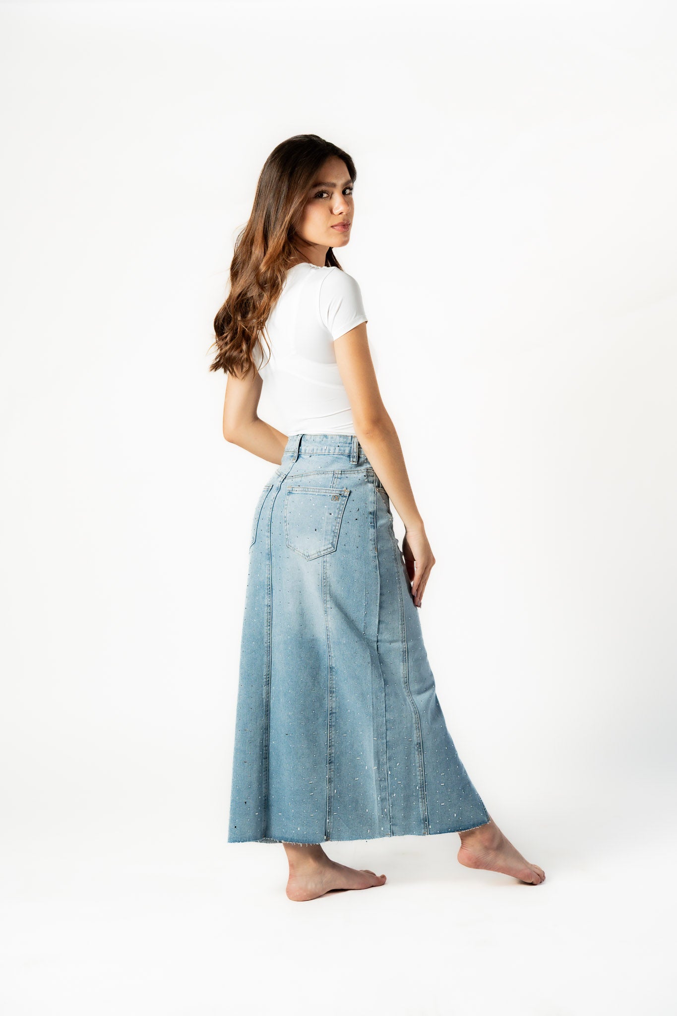 Falda de mezclilla midi azul claro con brillos vista trasera en modelo