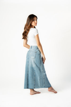 Falda de mezclilla midi azul claro con brillos vista trasera en modelo