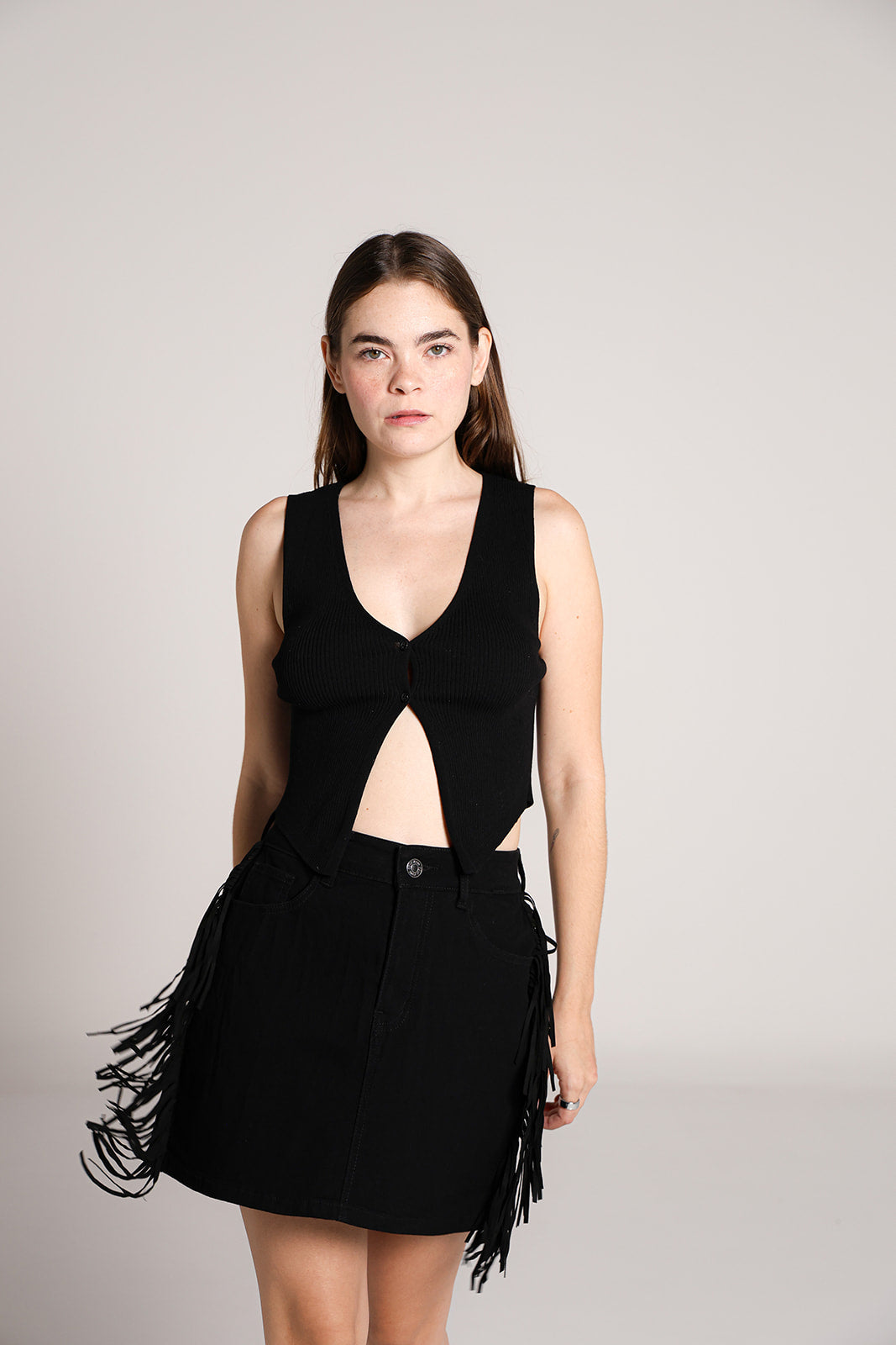 Falda de mezclilla negra para mujer Doux Denim vista frontal