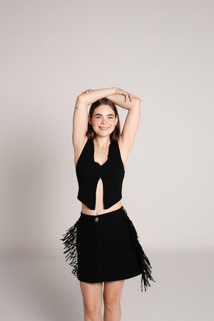 Falda de mezclilla negra Doux Denim con barbas laterales en outfit