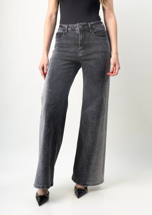 Flare jeans gris con brillos laterales vista frontal.