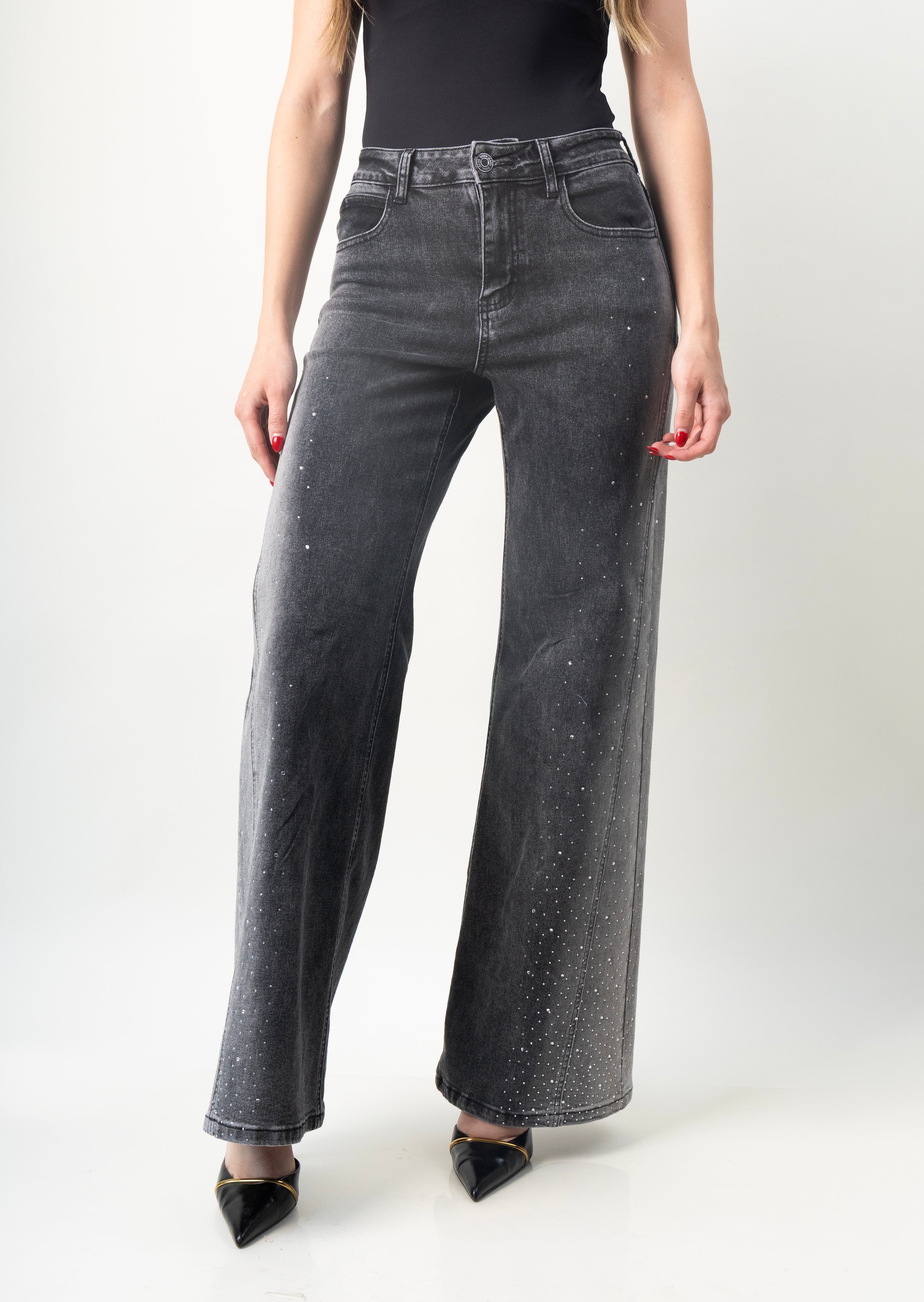 Flare jeans gris con brillos laterales vista frontal.