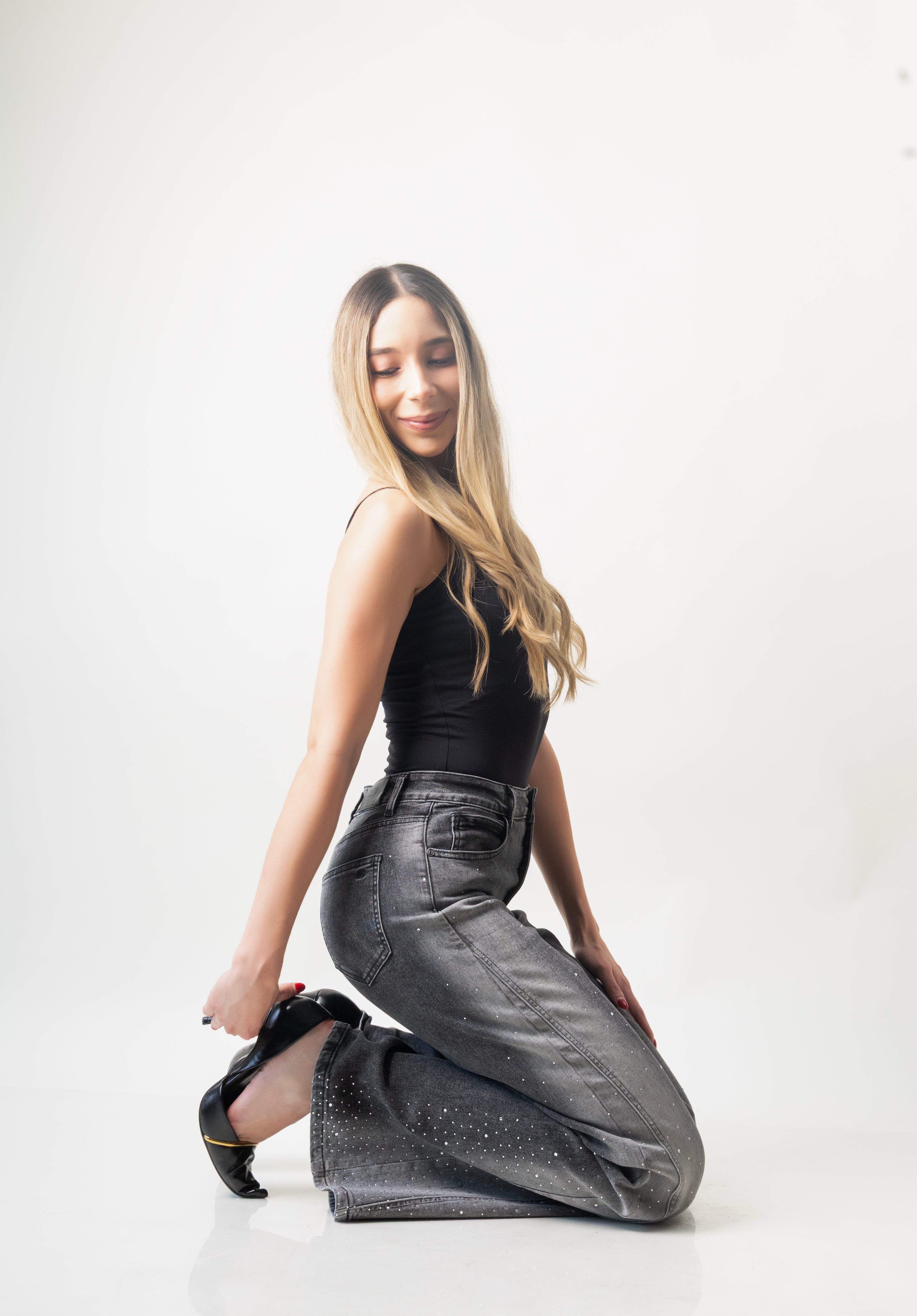 Flare jeans gris con brillos laterales en look completo.