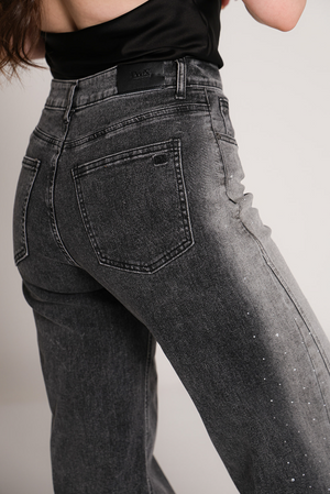 Detalle trasero de los Flare Jeans grises con aplicación de brillos para mujer.