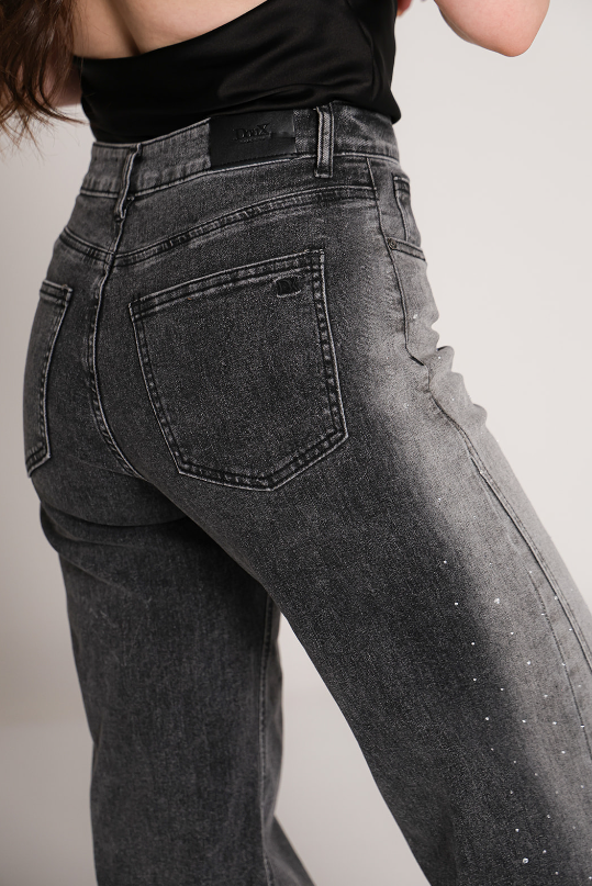 Detalle trasero de los Flare Jeans grises con aplicación de brillos para mujer.