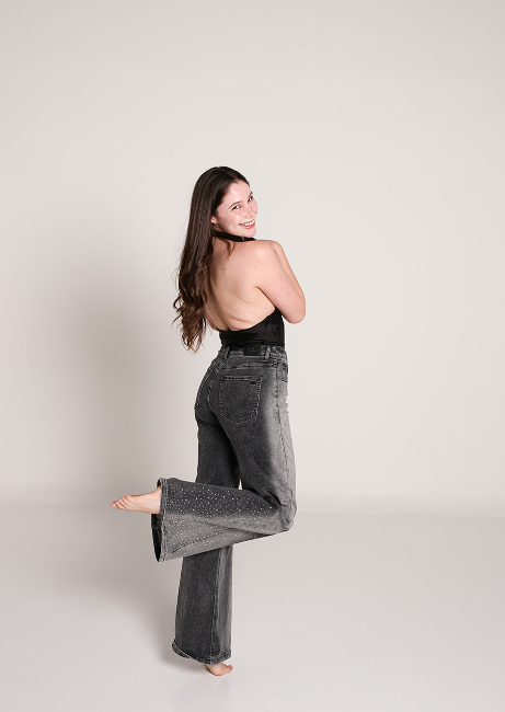 Vista trasera de los Flare Jeans grises con brillos y corte flare para mujer.